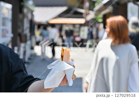 小江戸川越で食べ歩き　おやつを食べる女性（埼玉県・川越市） 127029518