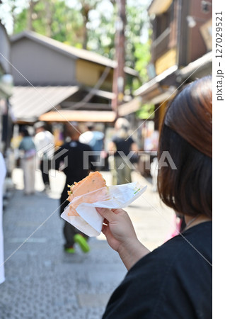 小江戸川越で食べ歩き おやつを食べる女性(埼玉県・川越市) 小江戸川越で食べ歩き おやつを食べる女性(埼玉県・川越市) 127029521