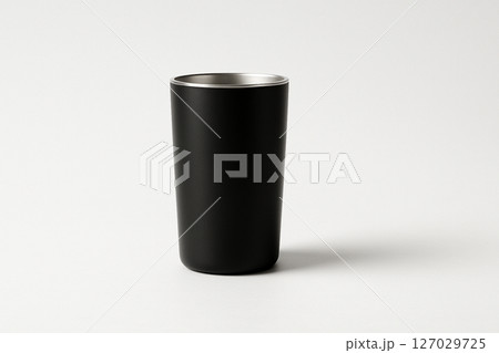 白い背景に置かれたシンプルな黒いタンブラー 127029725