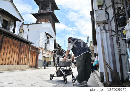愛犬と小江戸川越で散歩する飼い主の男性 (埼玉県・川越市)チワワ 愛犬と小江戸川越で散歩する飼い主の男性 (埼玉県・川越市)チワワ 127029972