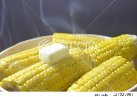 湯気の立ち昇る蒸籠でコーンバターを調理 湯気の立ち昇る蒸籠でコーンバターを調理 127029998