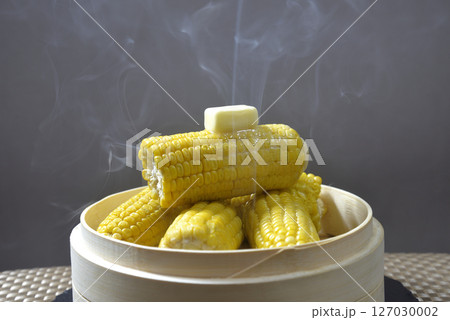 湯気の立ち昇る蒸籠でコーンバターを調理 127030002