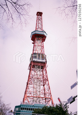 雪降る夜の大通公園よりテレビ塔を望む 127030298