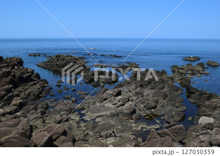 庄内海岸の岩場風景 127030359