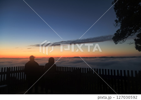 広島県三次市霧の海展望台より 薄明の空と雲海 広島県三次市霧の海展望台より 薄明の空と雲海 127030592