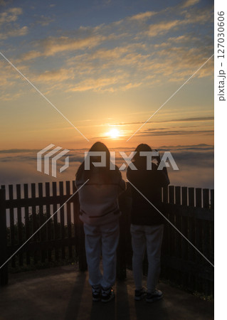 広島県三次市霧の海展望台より 雲海と朝日を見つめる二人 広島県三次市霧の海展望台より 雲海と朝日を見つめる二人 127030606