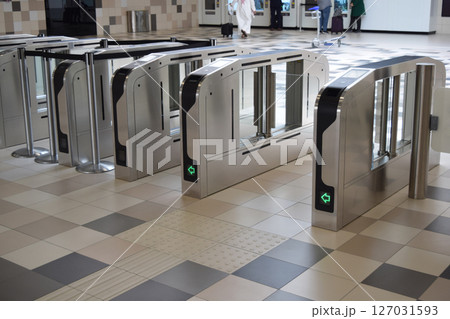 サウジアラビア リヤドメトロの改札口 127031593