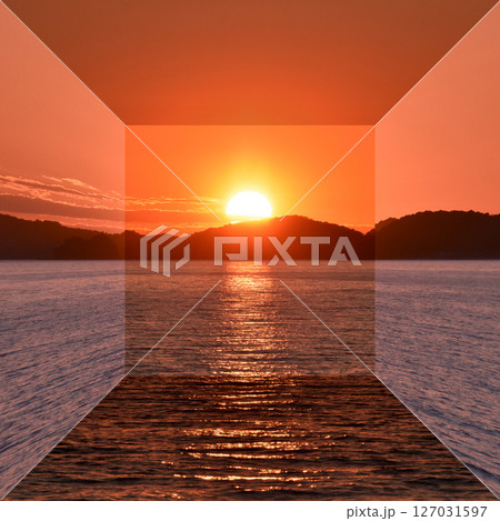 沈む夕陽に赤く染まる海、哀愁あふれる秋の情景 127031597