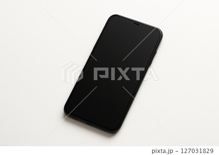 白い背景に置かれたシンプルな黒いスマートフォン 127031829