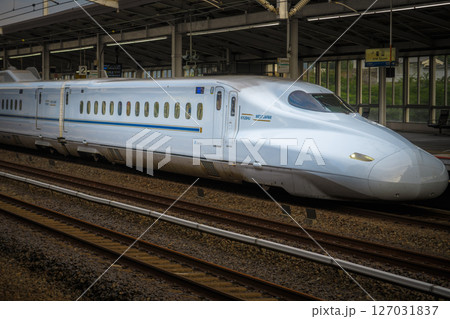 駅に停車している新幹線 127031837