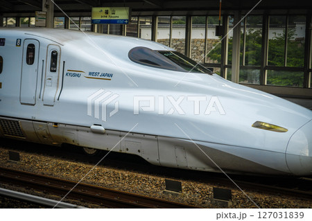 駅に停車している新幹線 127031839