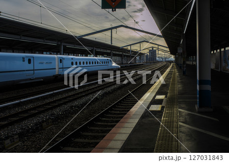 ホームを出ていく始発列車 ホームを出ていく始発列車 127031843