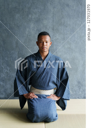 浴衣を着て正座する外国人観光客 127031970
