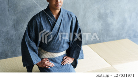 浴衣を着て正座する外国人観光客 浴衣を着て正座する外国人観光客 127031971