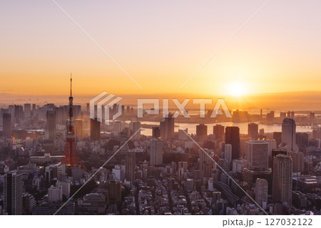 東京都心から望む初日の出 127032122