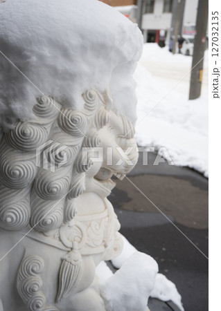 雪に埋まる獅子	 127032135