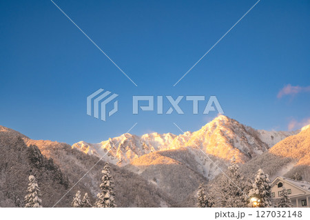 朝陽に照らされる綺麗な白馬岳 朝陽に照らされる綺麗な白馬岳 127032148