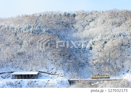 雪が積もるおろちループを辿って難所を越える木次線の気動車 127032175