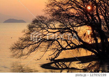 対岸から昇った太陽が琵琶湖をオレンジ色に染めた冬の朝 127032199