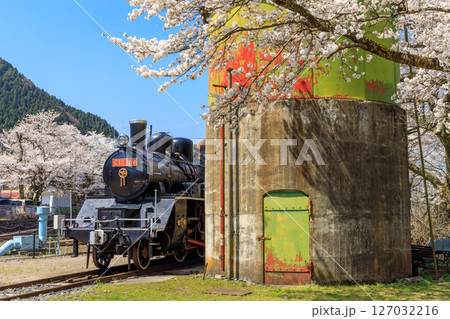 若桜駅の昭和遺構・機関車と運用のための給水塔 若桜駅の昭和遺構・機関車と運用のための給水塔 127032216