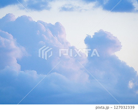 淡い色の空と淡い色の雲 淡い色の空と淡い色の雲 127032339