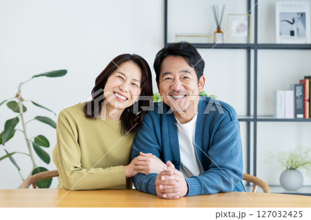 仲良しのミドルの夫婦 127032425