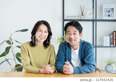 仲良しのミドルの夫婦 127032426