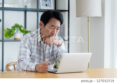 パソコンで悩むミドルの男性 パソコンで悩むミドルの男性 127032519
