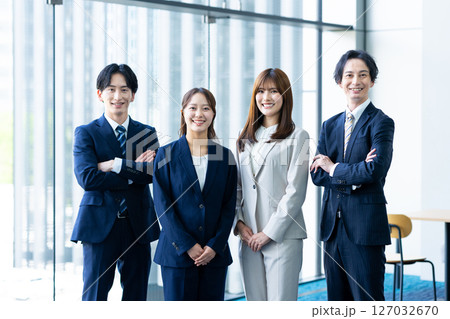 オフィスで働くビジネスマン 撮影協力:スカパー東京メディアセンター オフィスで働くビジネスマン 撮影協力:スカパー東京メディアセンター 127032670