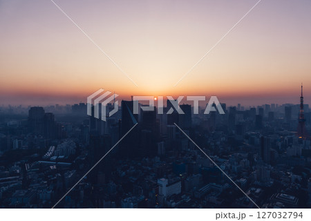 夜明けを迎える東京心のビル群 127032794