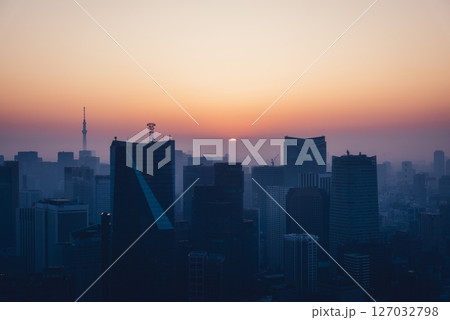 夜明けを迎える東京心のビル群 127032798