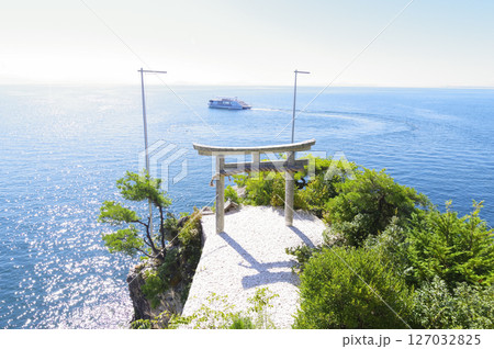 琵琶湖に浮かぶ竹生島神社の鳥居 琵琶湖に浮かぶ竹生島神社の鳥居 127032825
