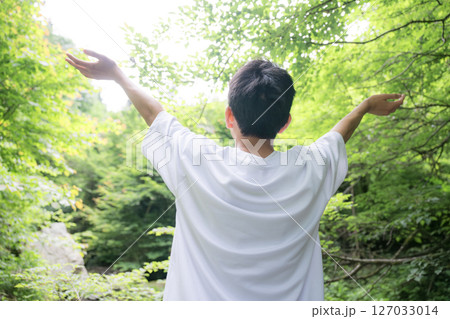 緑の中で深呼吸する少年や青年の夏休みなどのイメージ顔無し 緑の中で深呼吸する少年や青年の夏休みなどのイメージ顔無し 127033014