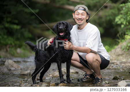 川で遊ぶ大型犬と飼い主 夏は川であそぶ暑がりな犬 川で遊ぶ大型犬と飼い主 夏は川であそぶ暑がりな犬 127033166