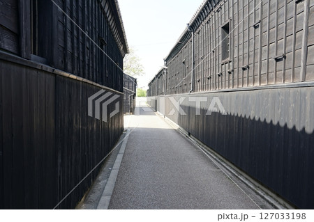 細い路地 細い路地 127033198