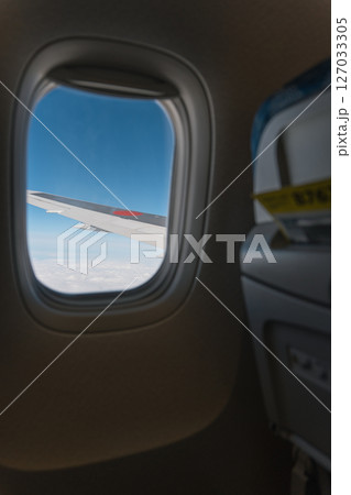 飛行機の窓から見える景色 飛行機の窓から見える景色 127033305