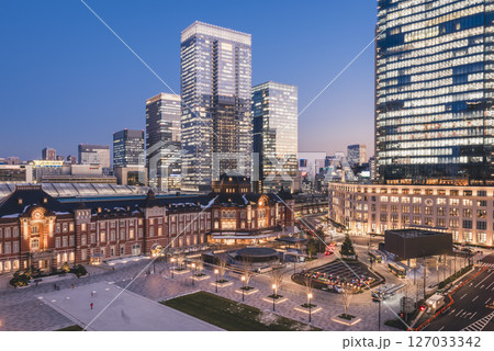 薄暮の東京駅と丸の内の景観 127033342