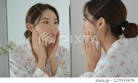 花柄パジャマの女性が鏡で肌をチェックする朝のスキンケア 花柄パジャマの女性が鏡で肌をチェックする朝のスキンケア 127033476