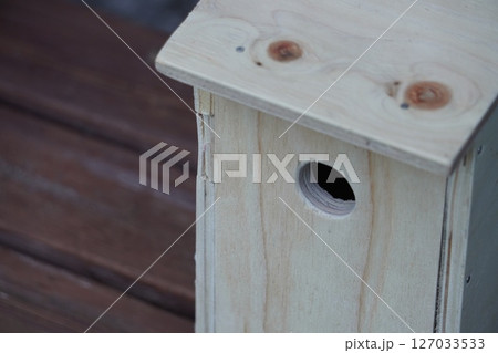 穴の直径が27ミリの鳥の巣箱 127033533