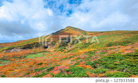 秋の栗駒山登山（東栗駒山から栗駒山の眺め） 127033588