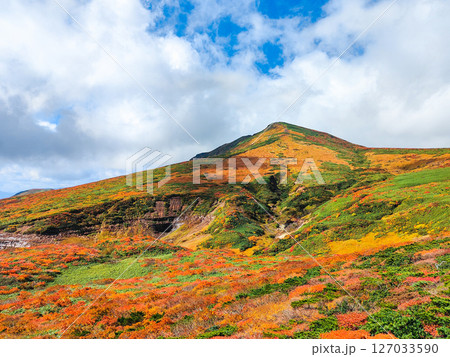 秋の栗駒山登山（東栗駒山から栗駒山の眺め） 127033590