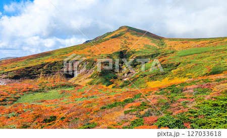 秋の栗駒山登山(東栗駒山から栗駒山の眺め) 秋の栗駒山登山(東栗駒山から栗駒山の眺め) 127033618