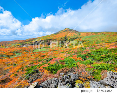 秋の栗駒山登山（東栗駒山から栗駒山の眺め） 127033621