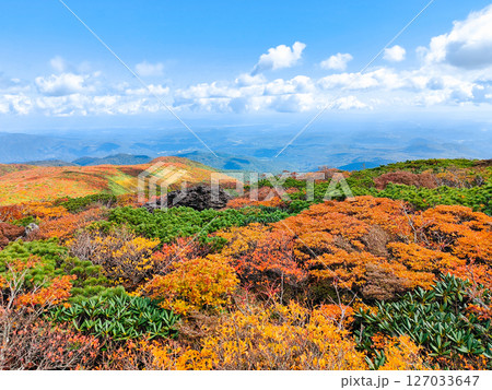 秋の栗駒山登山（東栗駒山から一関市方面の眺め） 127033647