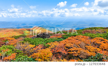 秋の栗駒山登山(東栗駒山から一関市方面の眺め) 秋の栗駒山登山(東栗駒山から一関市方面の眺め) 127033648