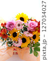 黄色ピンク白赤オレンジたっぷりの初夏の花束 127034027