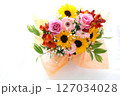 見回りガーベラバラかすみそう色とりどりの花束白バック 127034028