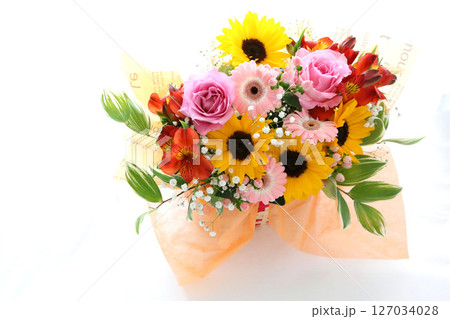 見回りガーベラバラかすみそう色とりどりの花束白バック 見回りガーベラバラかすみそう色とりどりの花束白バック 127034028