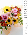 向日葵かすみ草ガーベラ薔薇の色とりどりの花束ライト 127034029