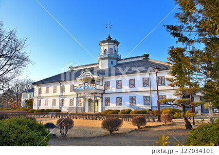 中部地方・松本・文明開化の歴史的建造物、正面から眺める国宝旧開智学校校舎・長野県松本市(1) 中部地方・松本・文明開化の歴史的建造物、正面から眺める国宝旧開智学校校舎・長野県松本市(1) 127034101